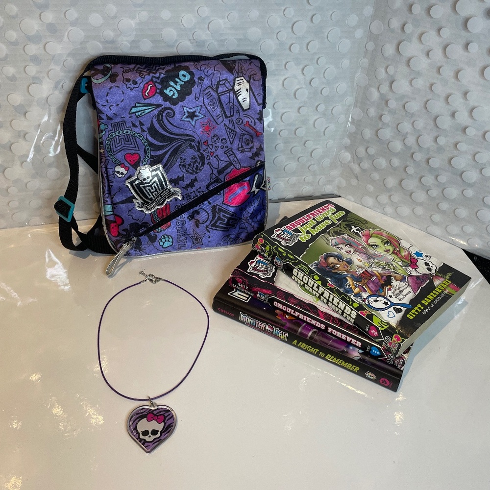 Monster High Crossbody bag with 📚book bundle